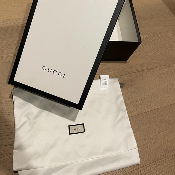 GG Marmont Bag. It’s in perfect condition. There is no signs of wear. - Picture 3 of 5